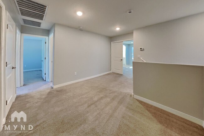 Building Photo - 421 N 119th Dr