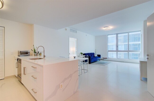 Building Photo - 300 S Biscayne Blvd