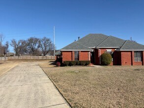 Building Photo - 1805 Hampstead Ct