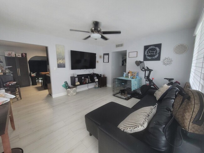 Foto del edificio - 7142 SW 22nd St