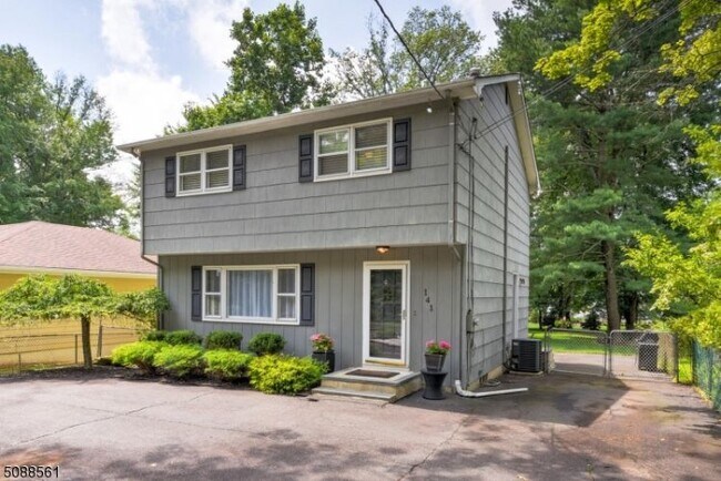 Building Photo - 141 Hillside Ave