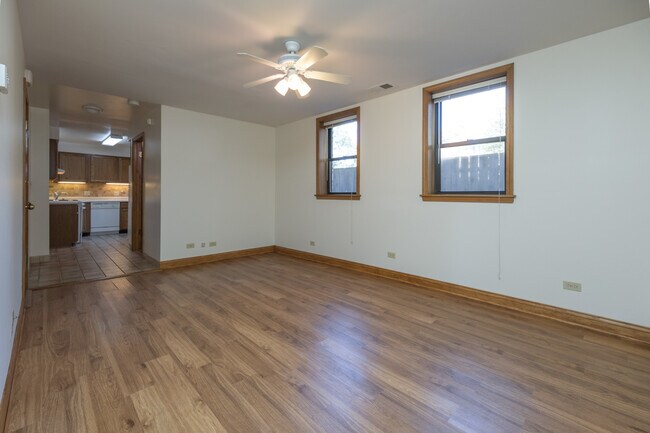 Building Photo - 1413 W Oakdale Ave