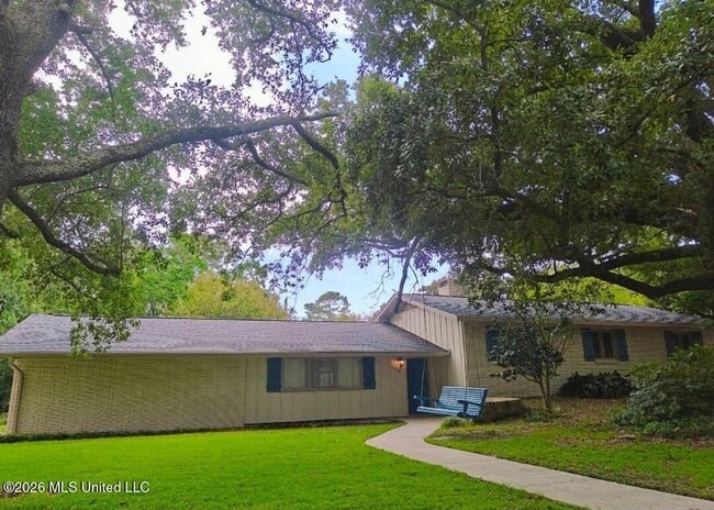 Photo - 223 Woodbine Dr House