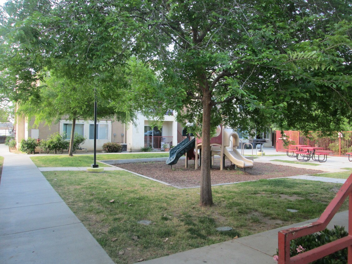 Patio comunitario - 1400 Hood St