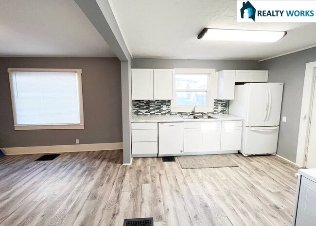 Building Photo - Large 5 Bedroom House!