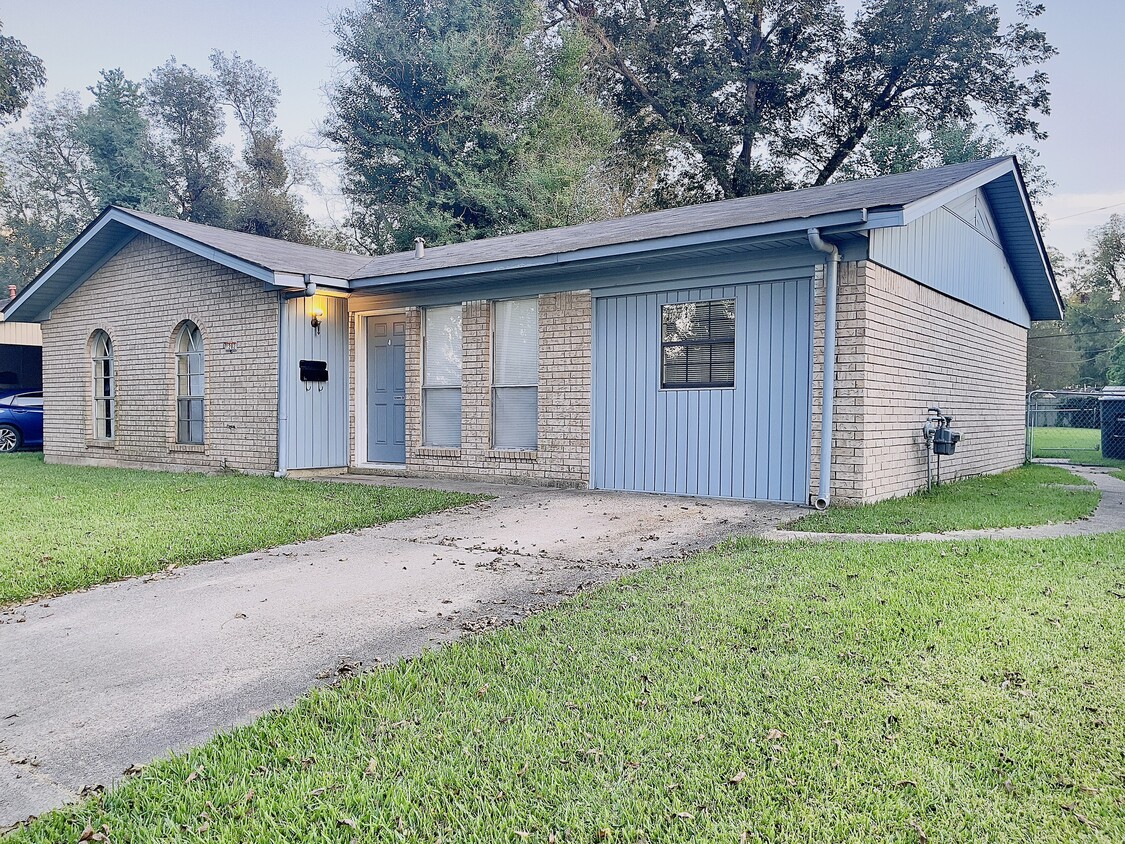 Primary Photo - 1202 Ella Cir