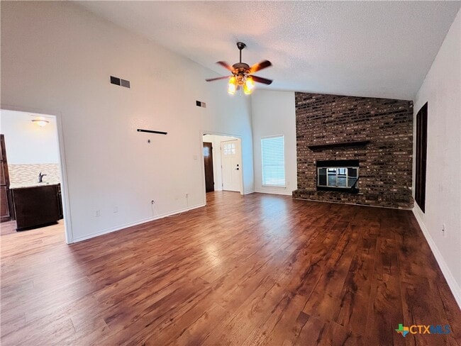 Foto del edificio - 1702 Fox Trail