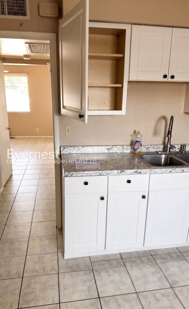 Foto del edificio - Spacious Townhome with Fenced Yard and Parking  / 1 Bed & 1 Bath / Pet-friendly / Coming Soon!