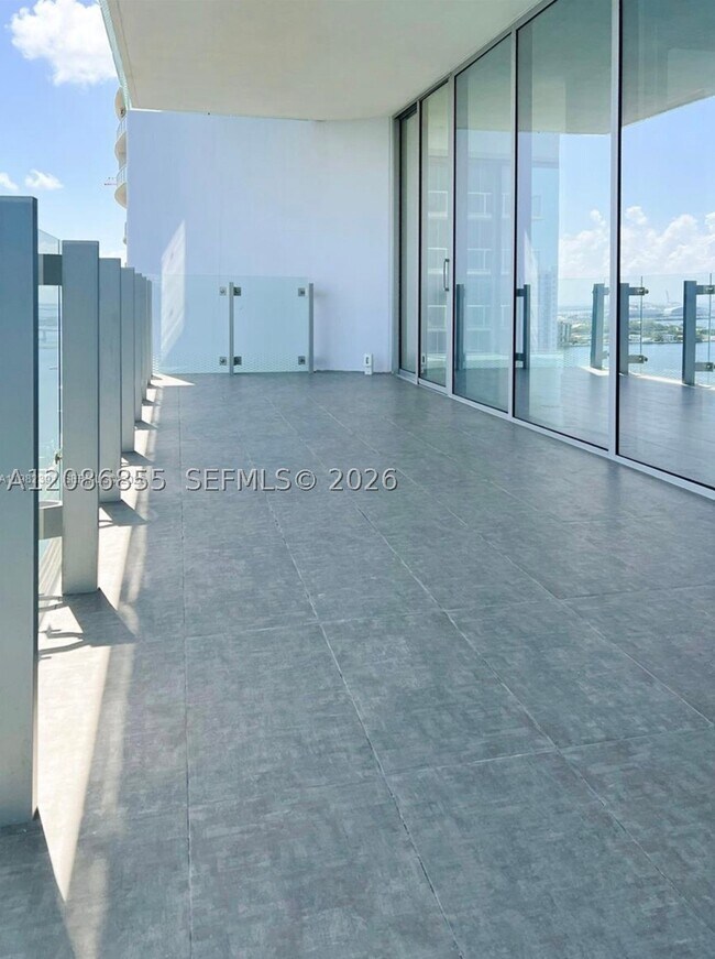 Foto del edificio - 700 NE 26th St