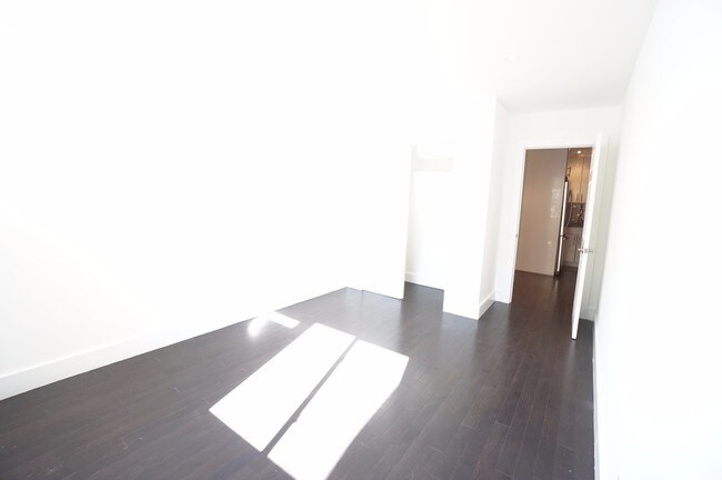 Building Photo - 11-44 Welling Court