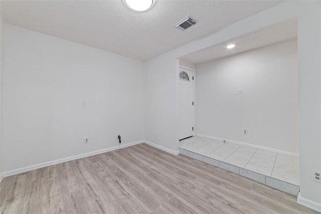 Building Photo - 9910 Kent Towne Ln