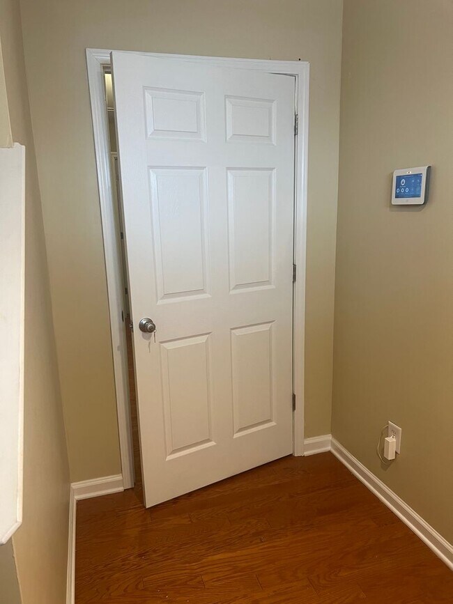 Building Photo - Updated 3-Bedroom 2.5 Bath Townhome in ide...