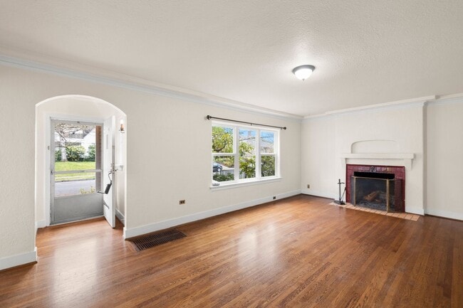 Foto del edificio - 2 bedroom 1 bath with full basement in Sellwood!