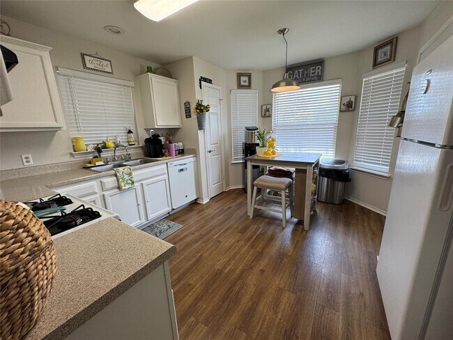Building Photo - 1015 Thackeray Ln