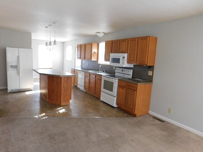 Foto del edificio - Spacious 3 Bedroom 2 bath Home in El Dorad...