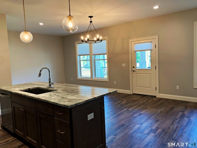 Building Photo - 502 Edgewater Cir