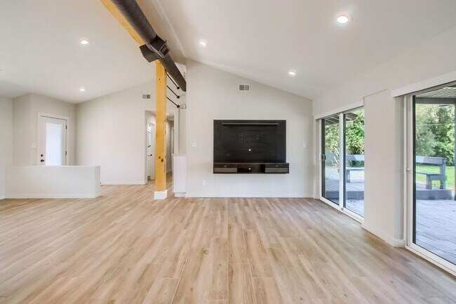 Building Photo - 1402 W Berridge Ln