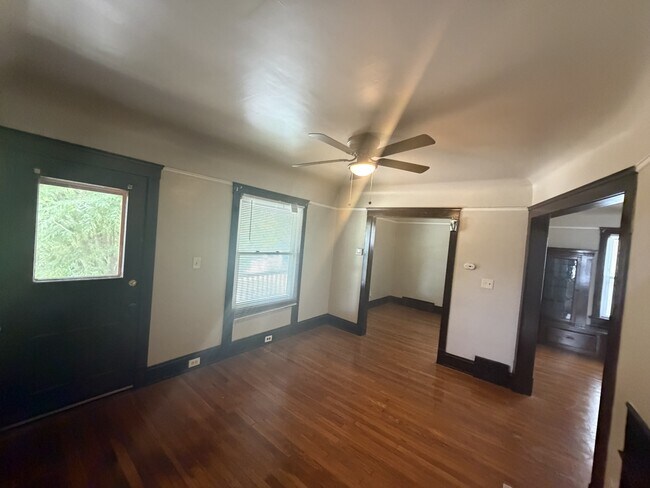 Foto del edificio - 10324 Bernard Ave