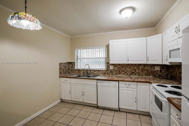 Foto del edificio - 7944 Meridian St