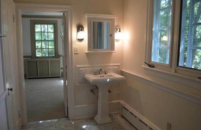 Foto del edificio - Large Updated 5 Bed / 3.5 Bath Home - Large Lot, Set Back from Street - Upper Dublin Twp