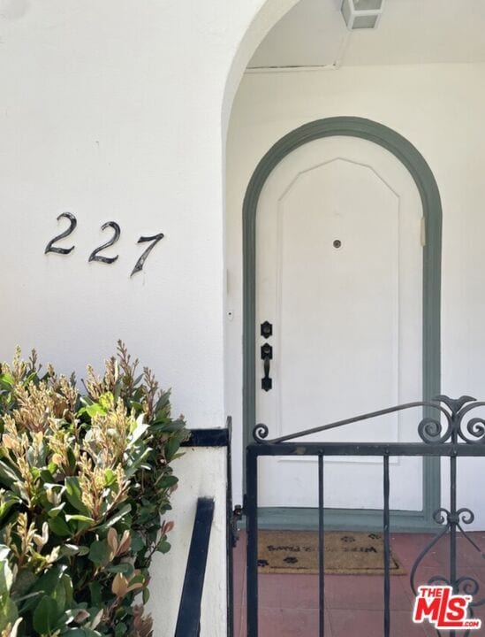 Foto del edificio - 227 N Swall Dr