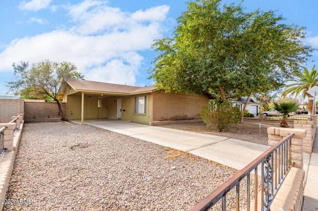 Building Photo - 1611 E El Parque Dr