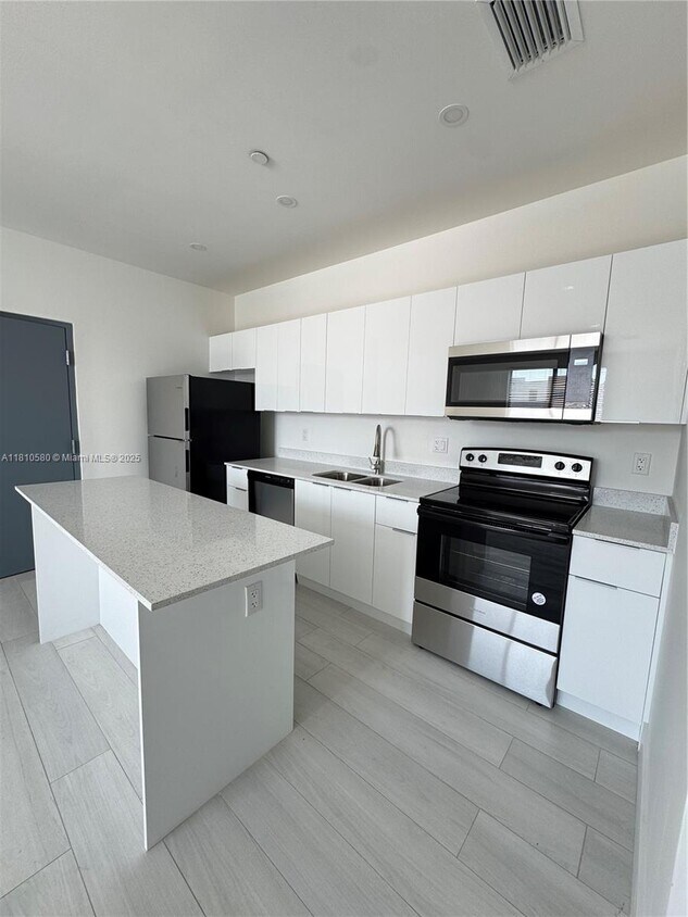 Foto principal - 909 E 24th St