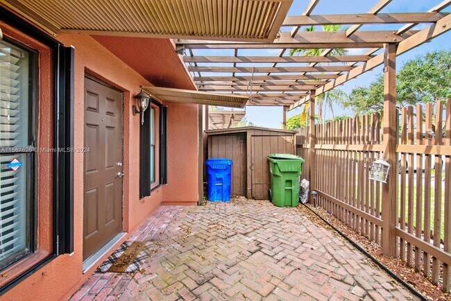 Building Photo - 10300 Fairway