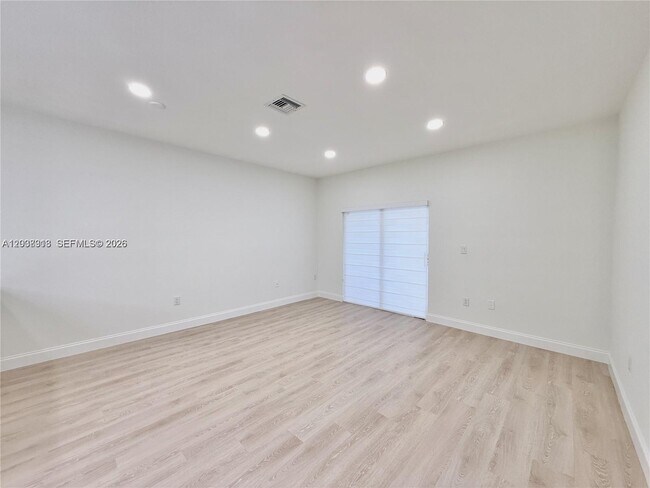Foto del edificio - 4412 Woodland Cir