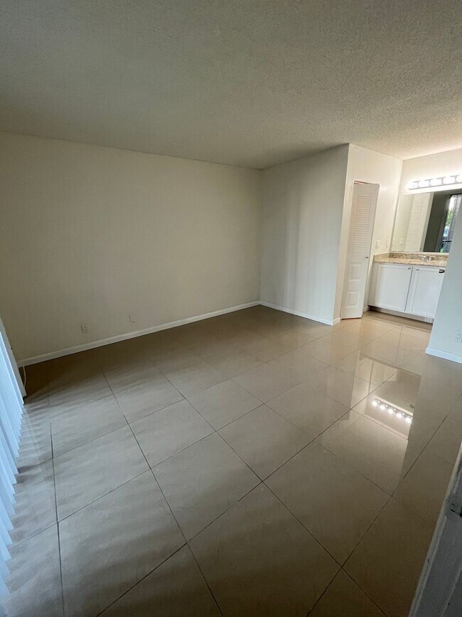 Foto del edificio - ONE BEDROOM ONE BATHROOM !! WATERFRONT COM...