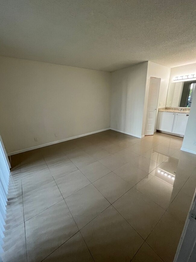 Building Photo - ONE BEDROOM ONE BATHROOM !! WATERFRONT COM...