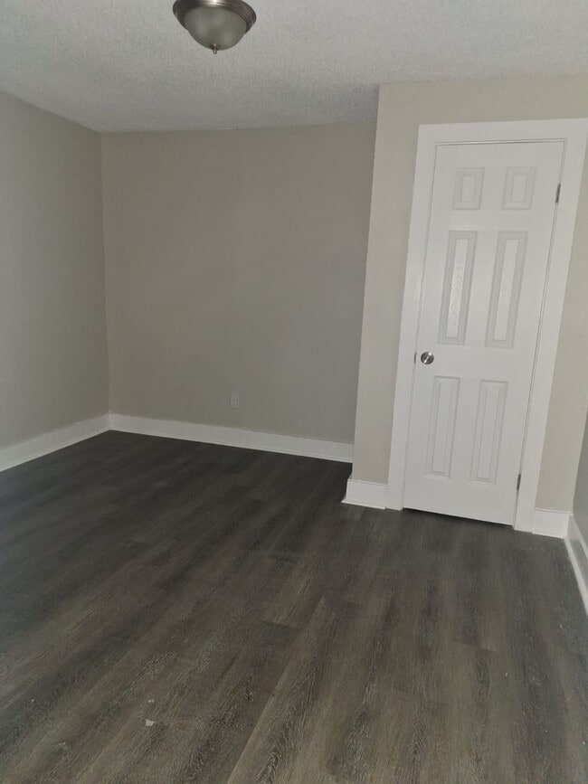 Building Photo - Fully Renovated House