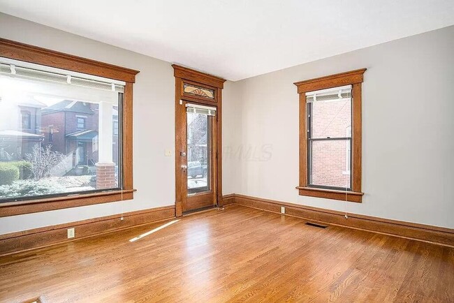 Building Photo - 925 Mt Pleasant Ave