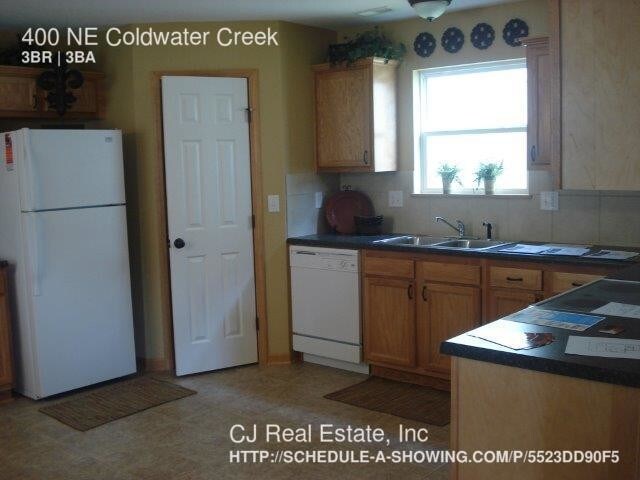 Building Photo - 400 NE Coldwater Creek Dr