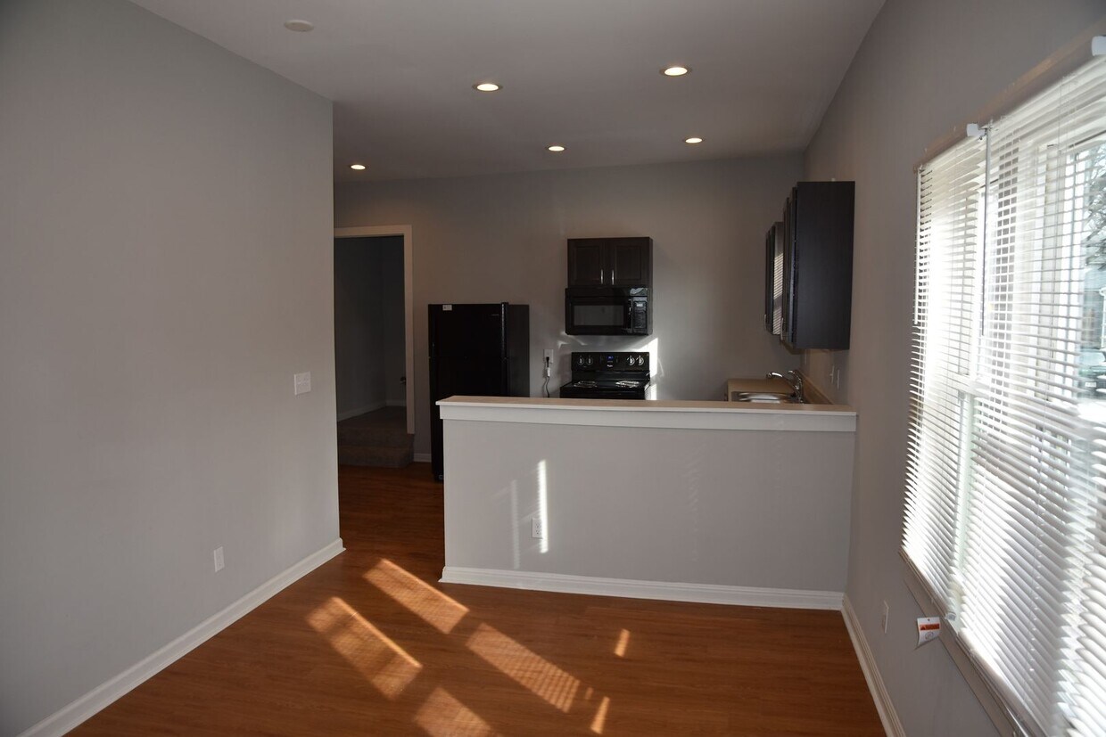 Foto principal - 350-352-352 E Hinman Ave