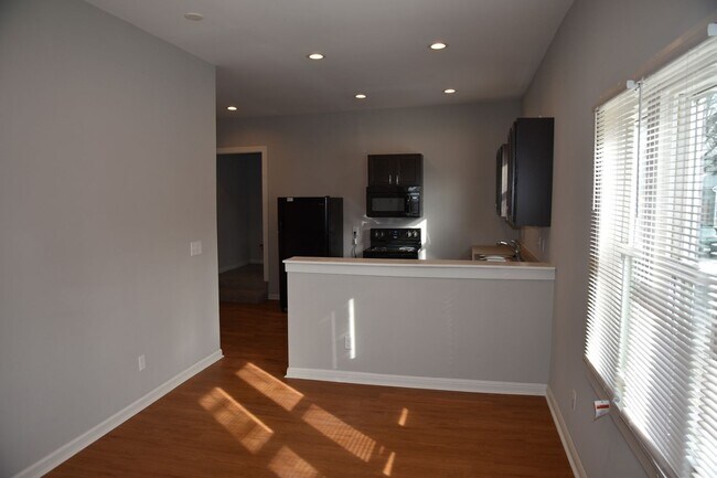 Foto del edificio - 350-352 E Hinman Avenue