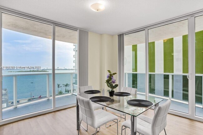 Foto del edificio - 601 NE 23rd St