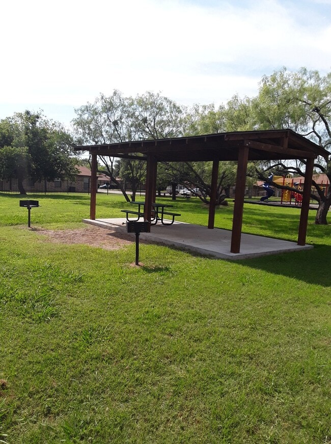 Building Photo - Sadosa Ridge