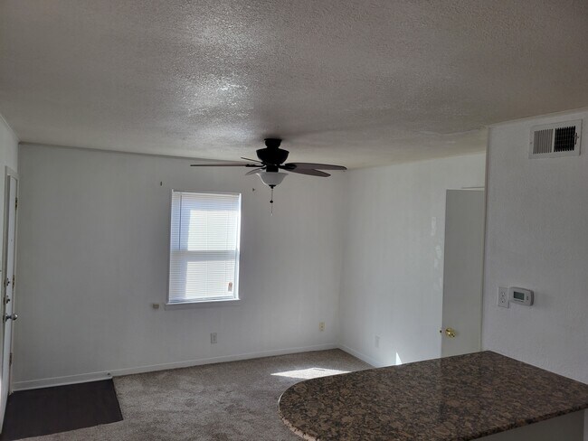 Sala de estar - 1605 N W S Young Dr