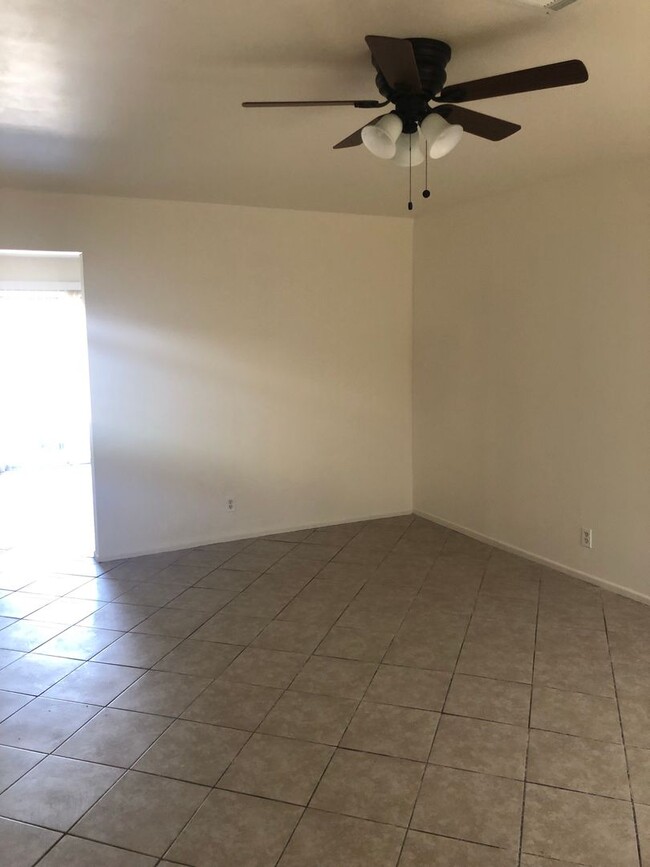 Foto del edificio - Remodeled 4 bedroom For Rent