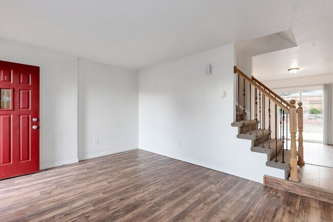 Building Photo - 2 Bedroom Duplex with Updates, Large Fence...