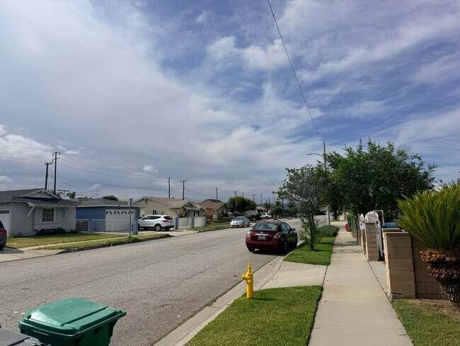Foto del edificio - Spacious 3BR Home with Central AC & Private Yard in Baldwin Park