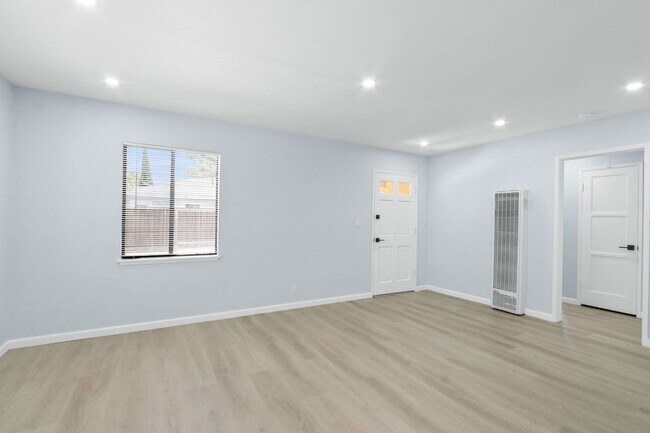 Foto del edificio - Beautifully Rehabbed Costa Mesa SFH with Large Yard