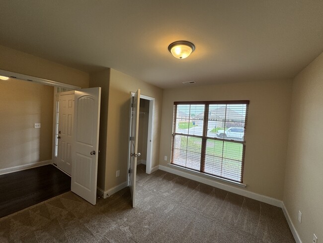 Building Photo - 2467 Bell Manor Dr SW