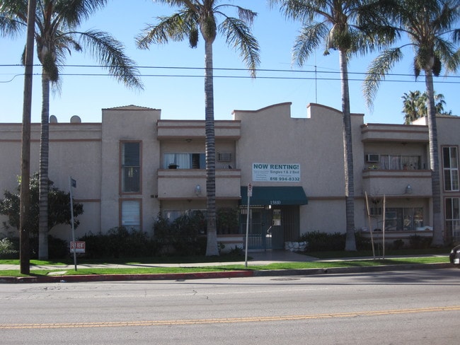 Building Photo - 15810 Vanowen St