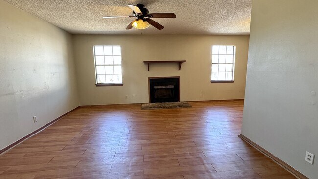 Foto del edificio - 819 Downing Pines Rd