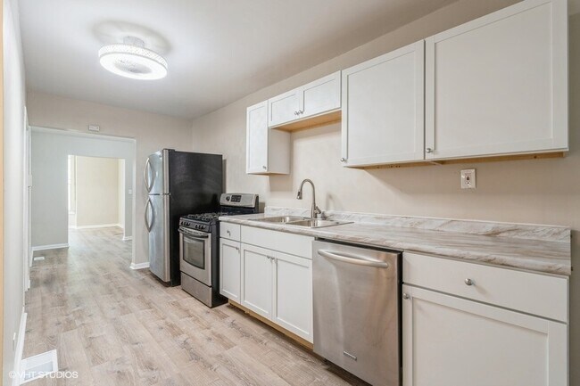 Building Photo - 2823 E 93rd St