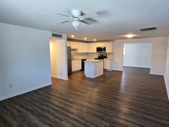 Foto del edificio - 3-bedroom by New Re-developed Paradise Val...