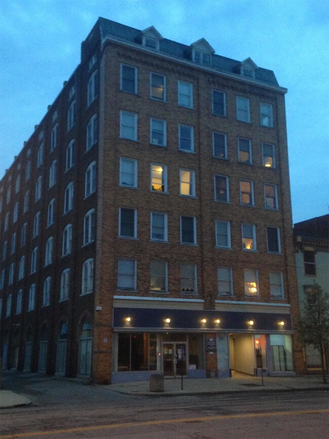 Building Photo - 121 W Poplar St