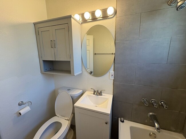 Building Photo - Tehachapi City Apartment